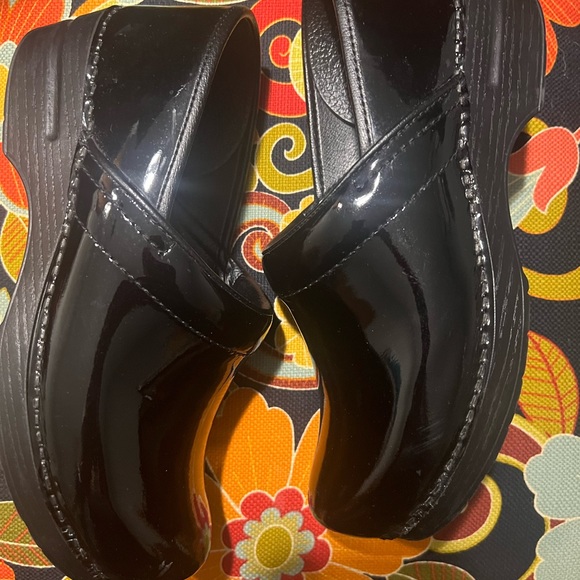Dansko black patent leather closed-back clogs. Very good condition. Size 41 W - Picture 4 of 12